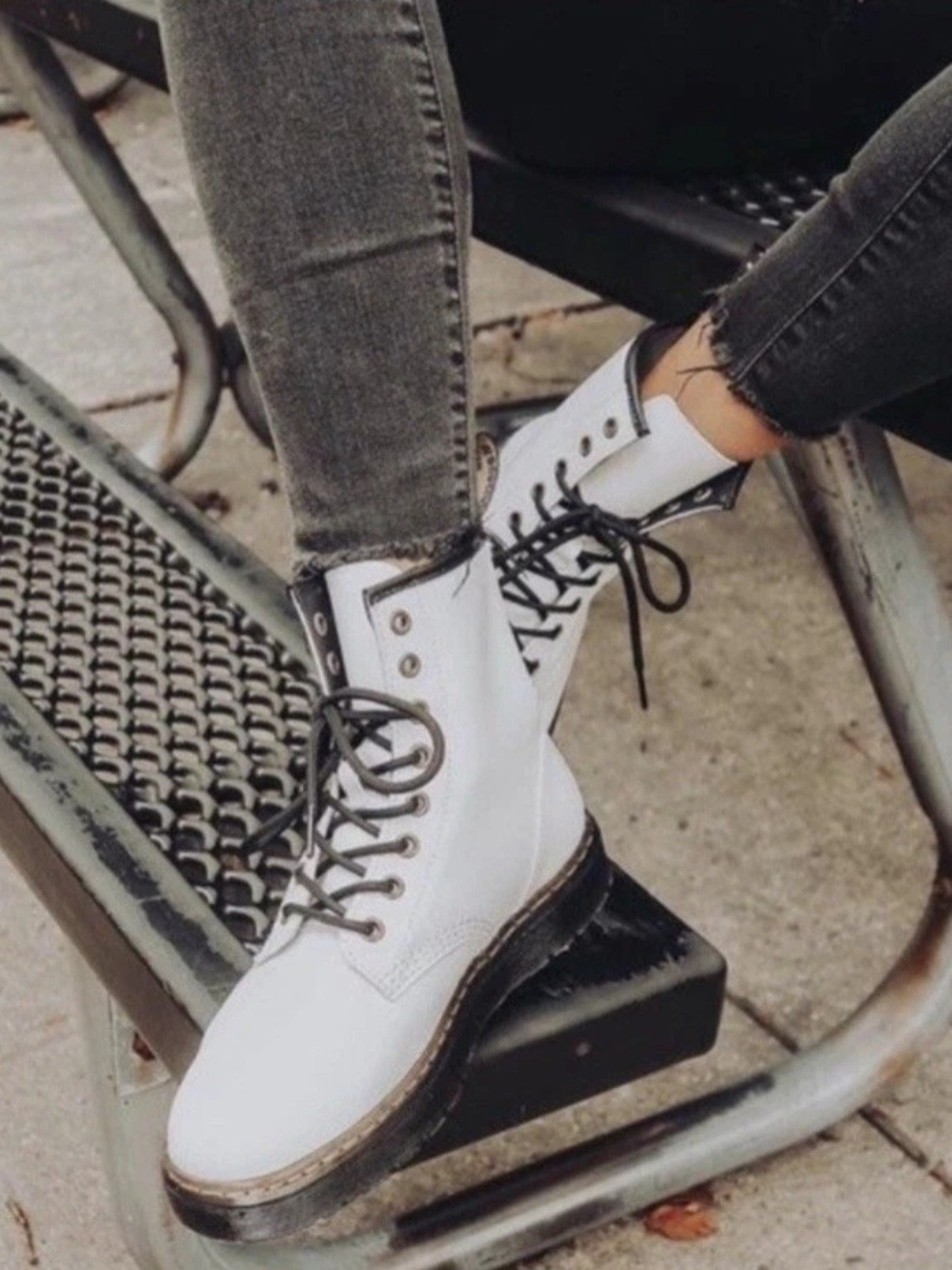 Women’s White Lace-Up Combat Boots Dr Martens Zavala New In Box Size 7